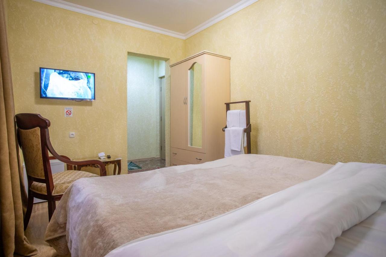 Hotel Vladi Kutaisi Bagian luar foto